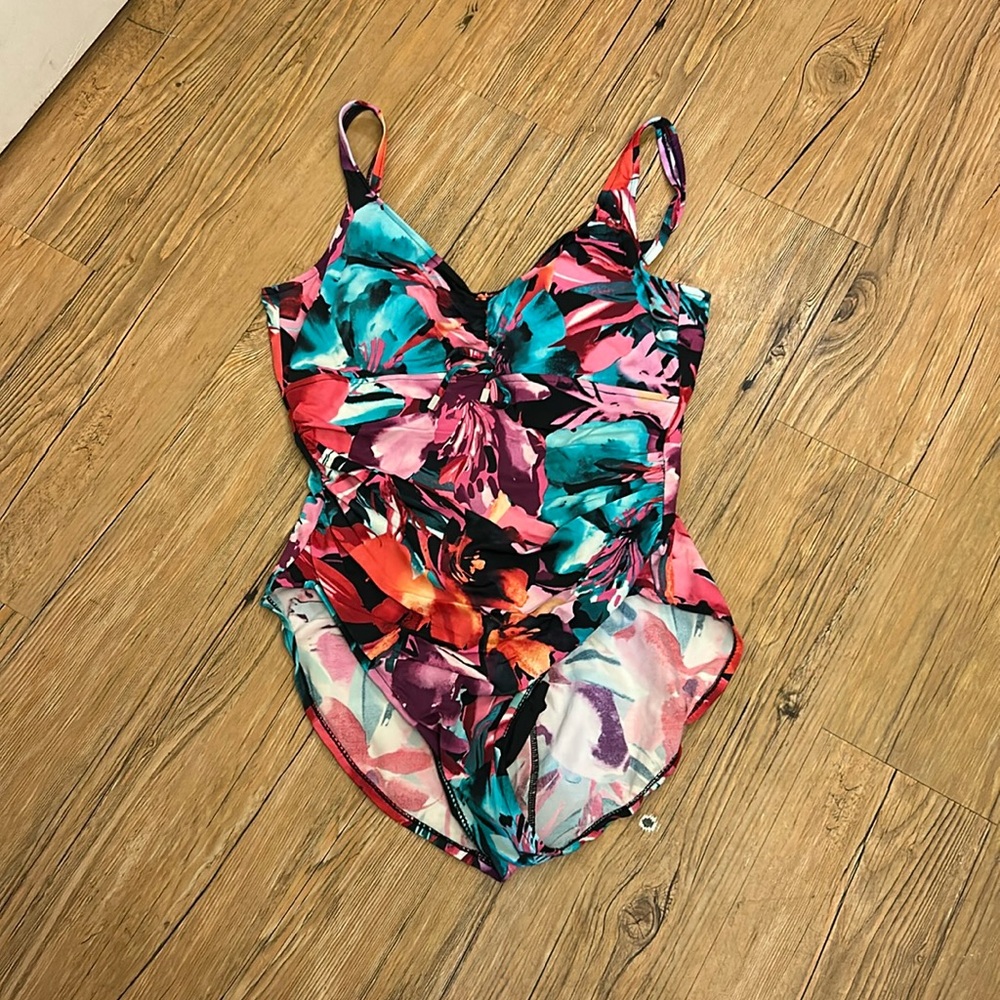 Vanishing Act Women’s Swimsuit Size 14